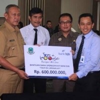 Penyerahan bantuan dari BjB Cabang Kuningan kepada Bupati Kuningan untuk Tour de Linggarjati.